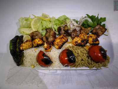 Ma il piatto principale � lo shish kebab: uno spiedino di carne di agnello marinato con spezie tipiche e cotto alla brace, accompagnato da verdure grigliate e riso 